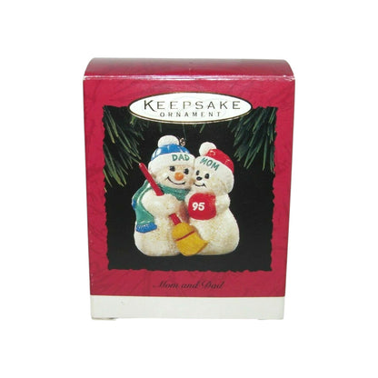 1995 Mom and Dad Hallmark Ornament (Family) QX5657 Image2