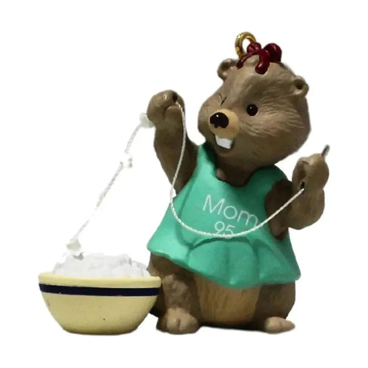 1995 Mom Hallmark Ornament (Teddy Bear) QX5647 Image1