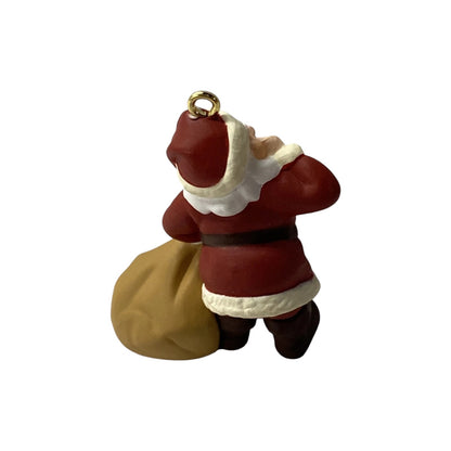 1995 Santa with Gifts Hallmark Ornament (The Night Before Christmas) QXM4807 Image4