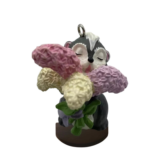 1995 Skunk Hallmark Ornament (Garden Club) QEO8091 Image1