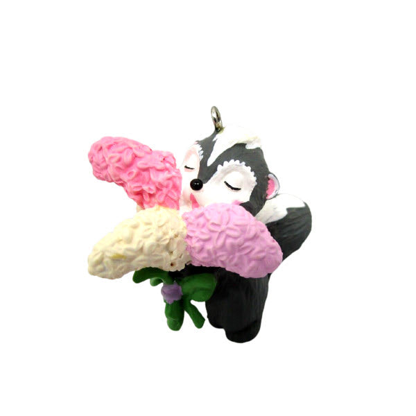 1995 Skunk Hallmark Ornament (Garden Club) QEO8091