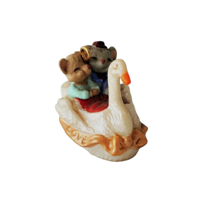 1995 Tunnel of Love Hallmark Ornament (Mouse) QXM4029 Image6