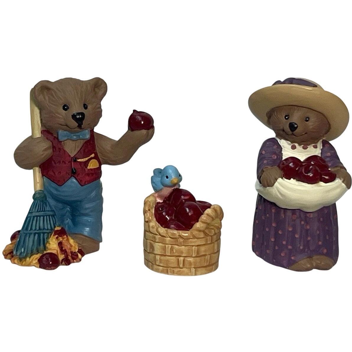 1996 Apple Harvest Hallmark Ornament (Teddy Bear) QFM8585