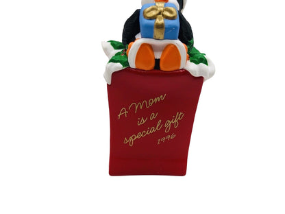 1996 Mom Hallmark Ornament (Penguins) QX85824