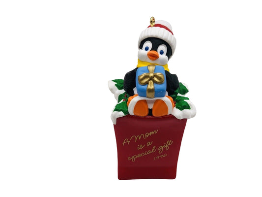 1996 Mom Hallmark Ornament (Penguins) QX85824