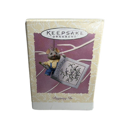 1996 Digging In Hallmark Ornament (Mouse) QEO8712