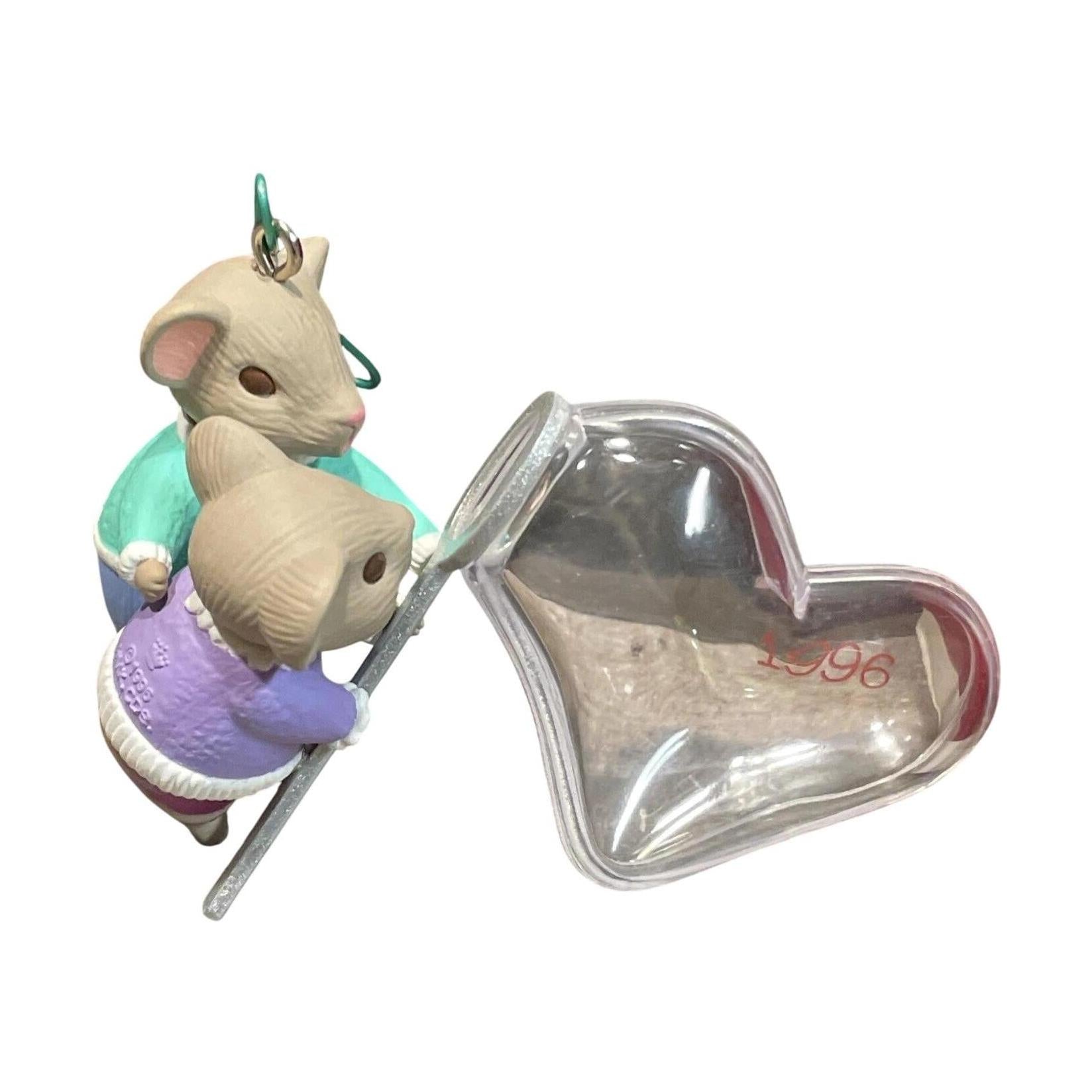1996 Hearts Full of Love Hallmark Ornament (Mouse) QX5814 Image4