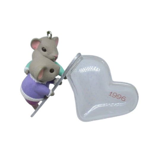 1996 Hearts Full of Love Hallmark Ornament (Mouse) QX5814