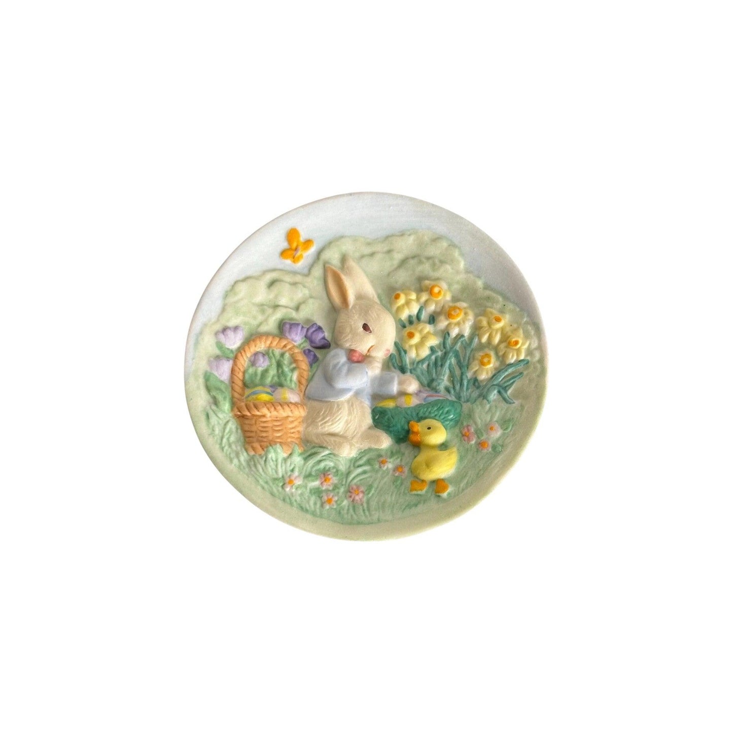 1996 Keeping a Secret Hallmark Ornament (Collector's Plate) QEO8221 Image1