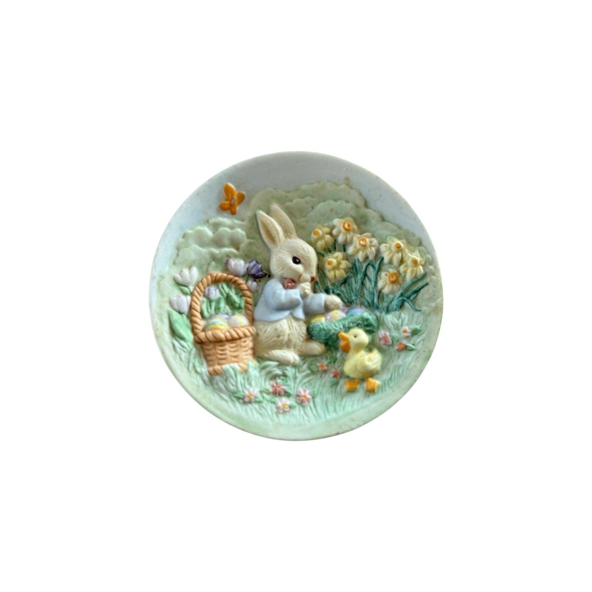 1996 Keeping a Secret Hallmark Ornament (Collector's Plate) QEO8221 Image3