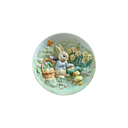 1996 Keeping a Secret Hallmark Ornament (Collector's Plate) QEO8221 Image3