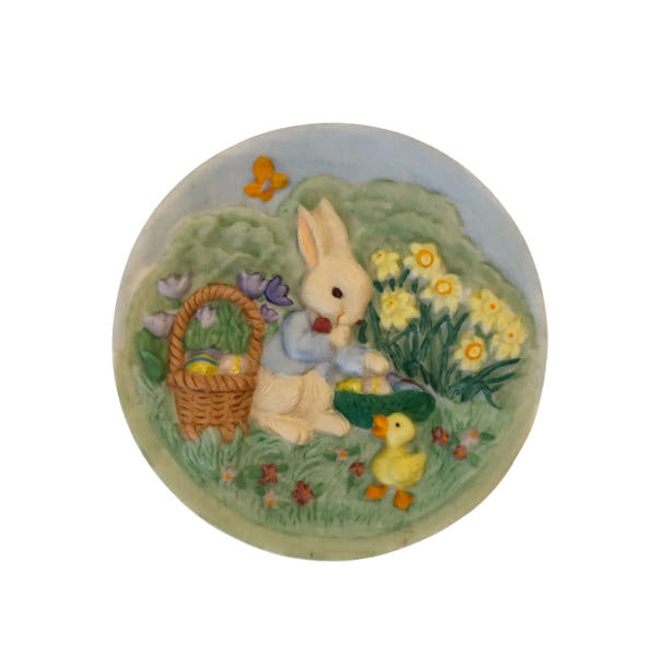 1996 Keeping a Secret Hallmark Ornament (Collector's Plate) QEO8221