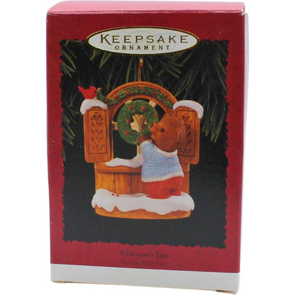 1996 Welcome Sign Hallmark Ornament (Tender Touches) QX6331