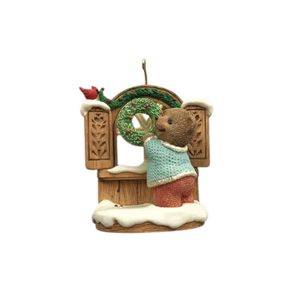 1996 Welcome Sign Hallmark Ornament (Tender Touches) QX6331 Image3