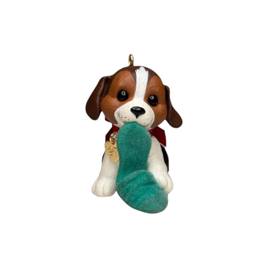 1997 Brown and White Spotted Puppy Hallmark Ornament (Puppy Love) QX6222 Image1