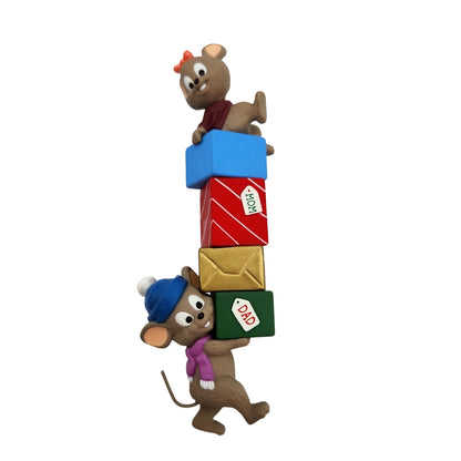 1997 Mom and Dad Hallmark Ornament (Family) QX6522 Image1