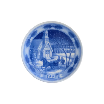 1997 The Spirit of Christmas Hallmark Ornament (Blue Plate) QX6585 Image1