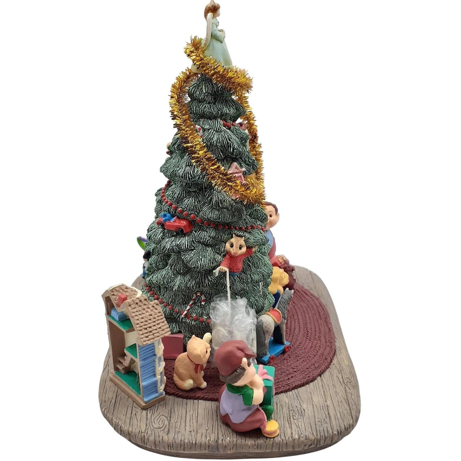 1997 Trimming Santa's Tree Hallmark Ornament (Christmas Tree) QXC5175