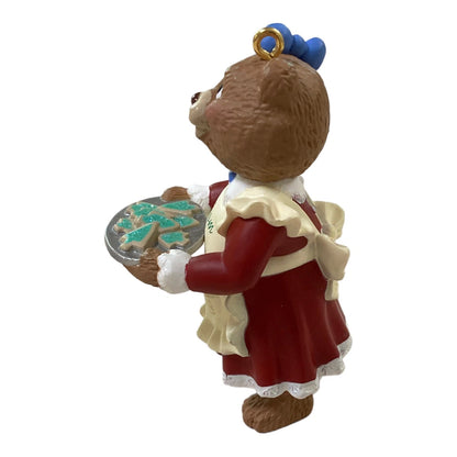 1998 Mom Hallmark Ornament (Teddy Bear) QX6656