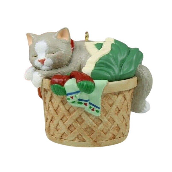 1998 Cat in a Hamper Hallmark Ornament (Cat Naps) QX6383