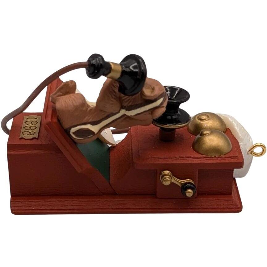 1998 Chatty Chipmunk Hallmark Ornament (Chipmunks) QX6716