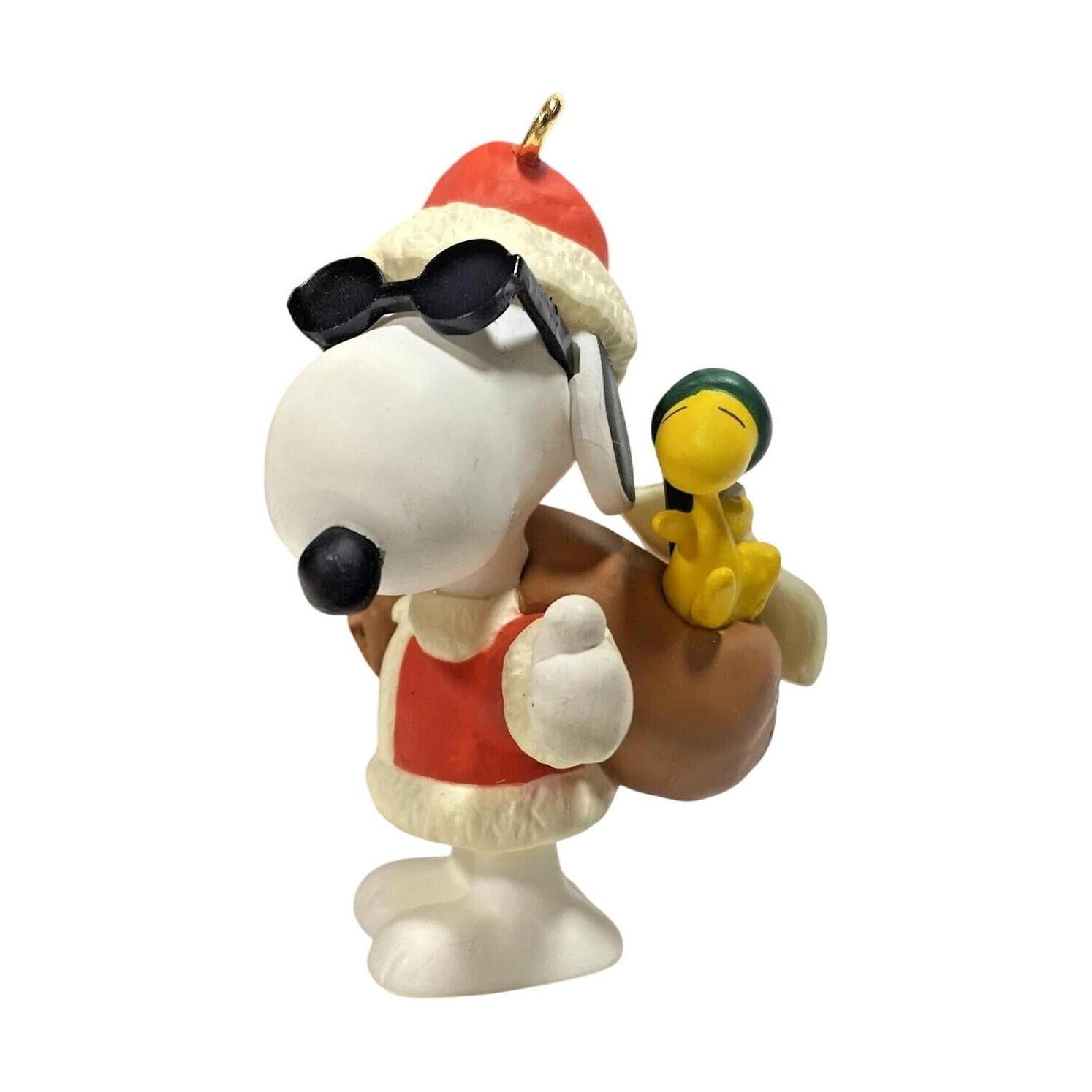 1998 Joe Cool Hallmark Ornament (Spotlight on Snoopy) QX6453 Image1