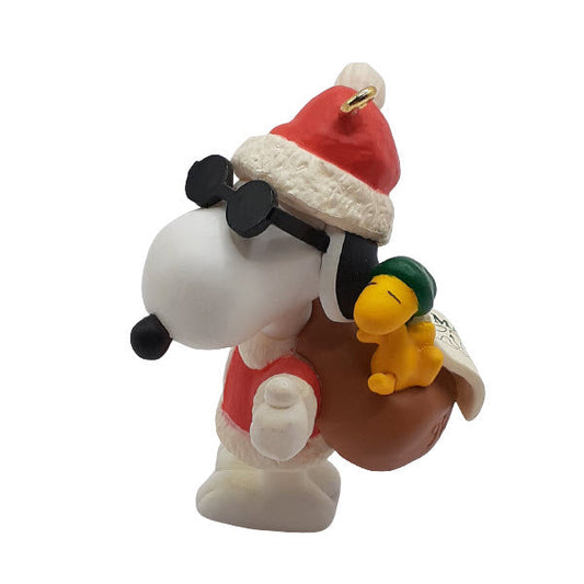 1998 Joe Cool Hallmark Ornament (Spotlight on Snoopy) QX6453