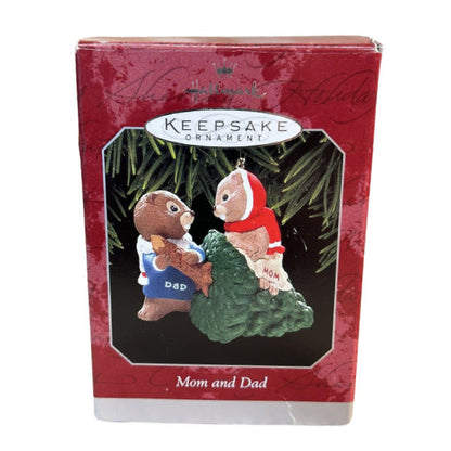 1998 Mom and Dad Hallmark Ornament (Family) QX6653