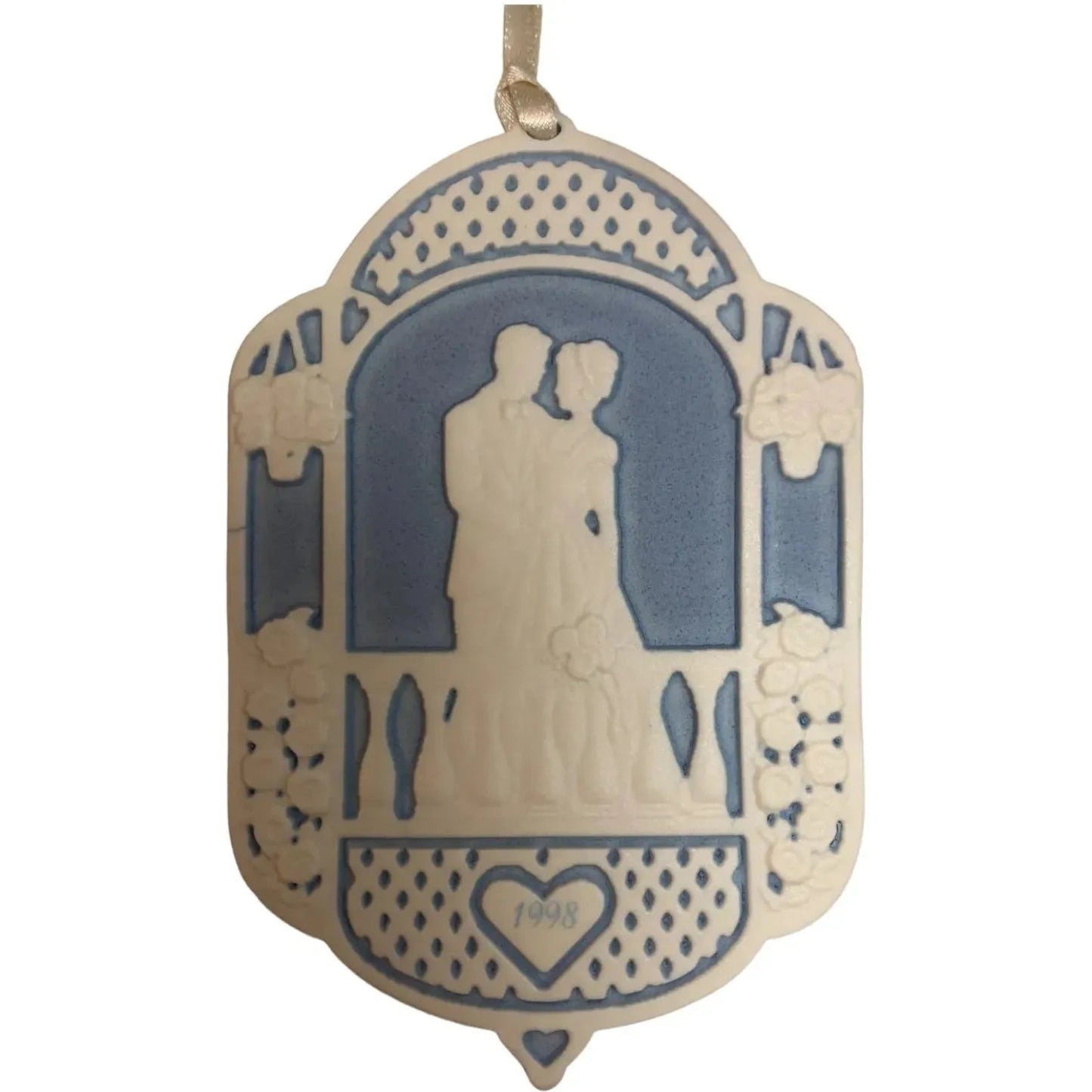 1998 Wedding Hallmark Ornament (Wedding) QEO8407