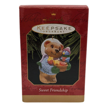 1999 Sweet Friendship Hallmark Ornament (Bear) QX6779