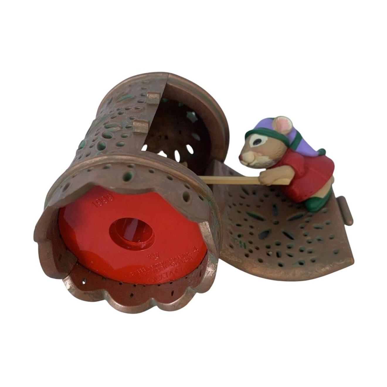 1999 Warm Welcome Hallmark Ornament (Mouse) QLX7417 Image3