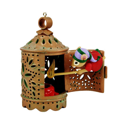 1999 Warm Welcome Hallmark Ornament (Mouse) QLX7417