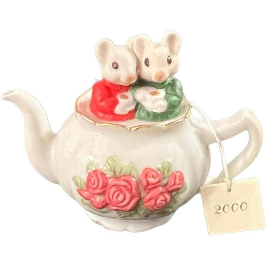 2000 Mother and Daughter Hallmark Ornament (Mouse) QX8154