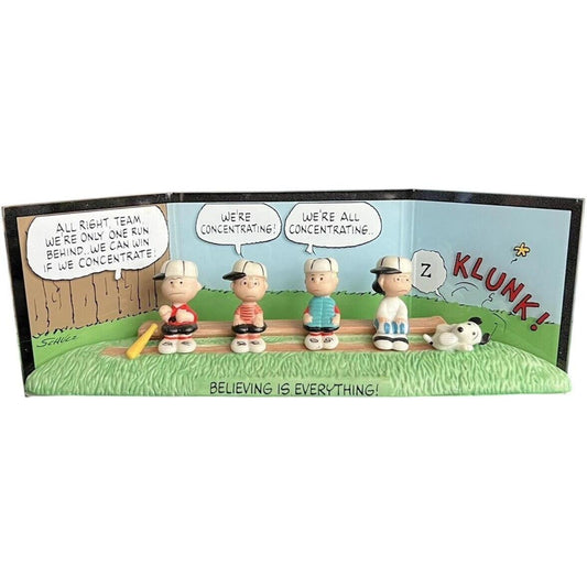 2000 The Winning Team Hallmark Ornament (Peanuts Gallery) QPC4006
