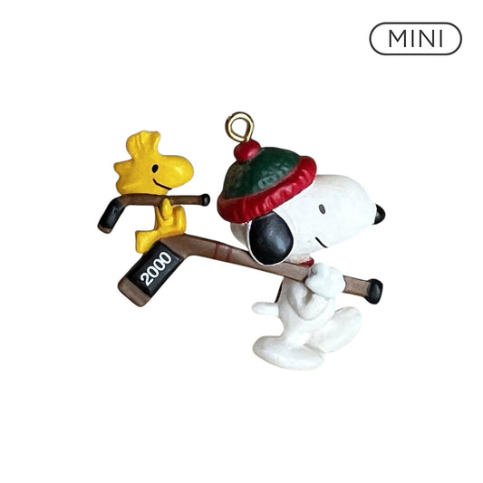 2000 Winter Fun with Snoopy Hallmark Ornament (Winter Fun with Snoopy) QXM5324 Image1