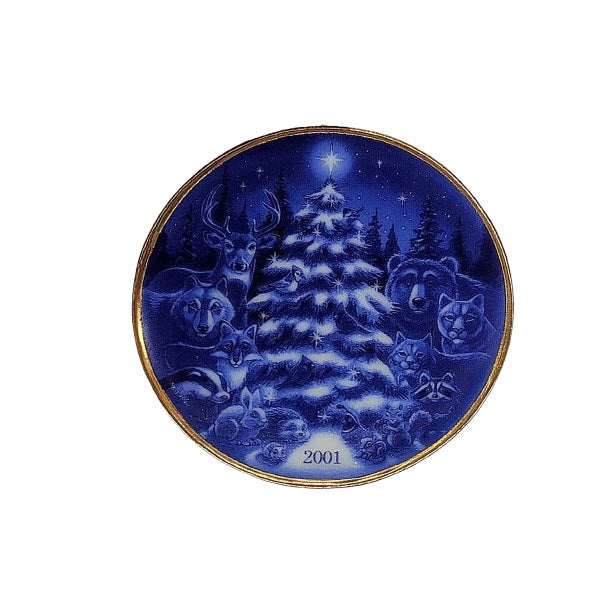 2001 Christmas Brings Us Together Hallmark Ornament (Blue Plate) QX8285