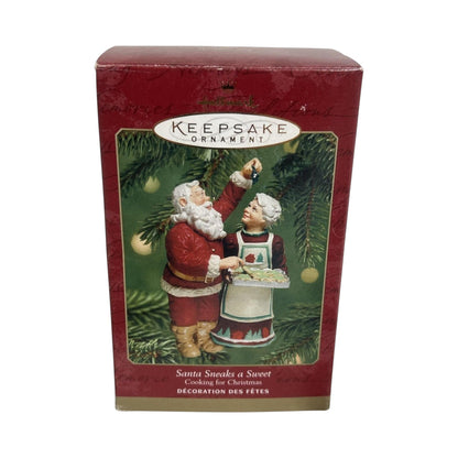 2001 Santa Cneaks a Sweet (Cooking for Christmas)