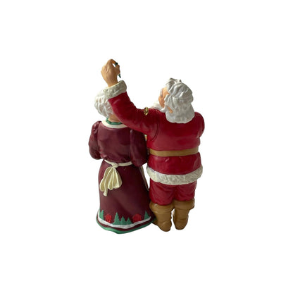 2001 Santa Cneaks a Sweet (Cooking for Christmas)
