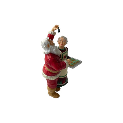2001 Santa Cneaks a Sweet (Cooking for Christmas)