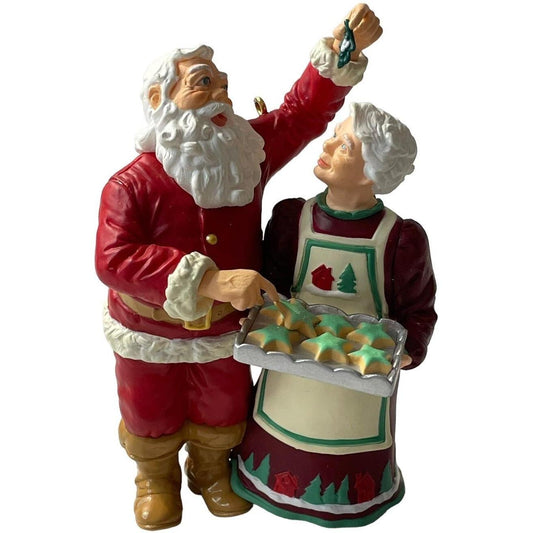 2001 Santa Cneaks a Sweet Hallmark Ornament (Cooking for Christmas) QX8862