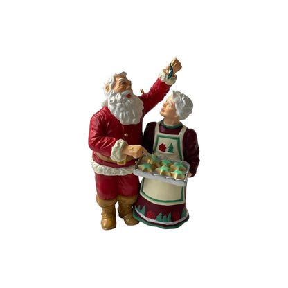 2001 Santa Cneaks a Sweet (Cooking for Christmas)