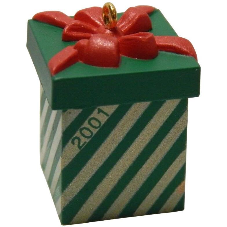 2001 Santa-in-a-Box Hallmark Ornament (Santa Claus) QXM5355