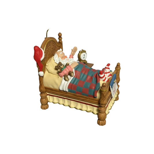 2001 Snoozing Santa Hallmark Ornament (Santa Claus) QX8165 Image1