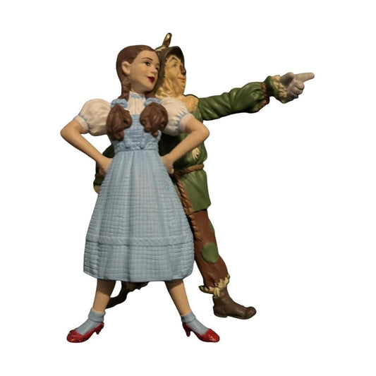 2002 Dorothy and Scarecrow Hallmark Ornament (The Wizard of Oz) QX8246 Image1