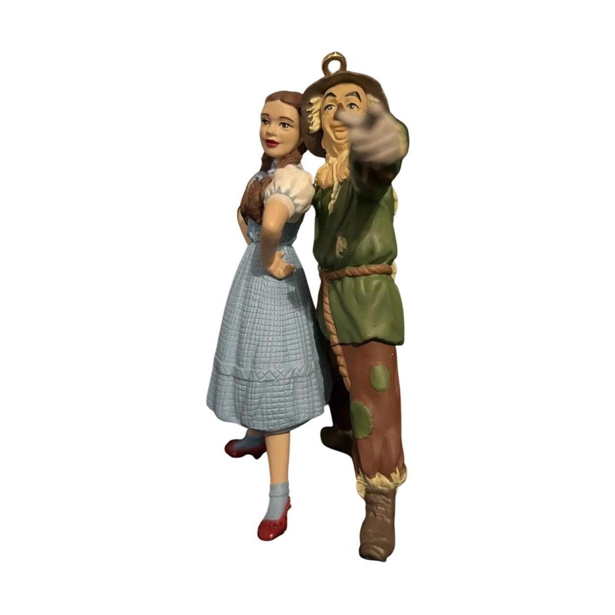 2002 Dorothy and Scarecrow Hallmark Ornament (The Wizard of Oz) QX8246 Image3
