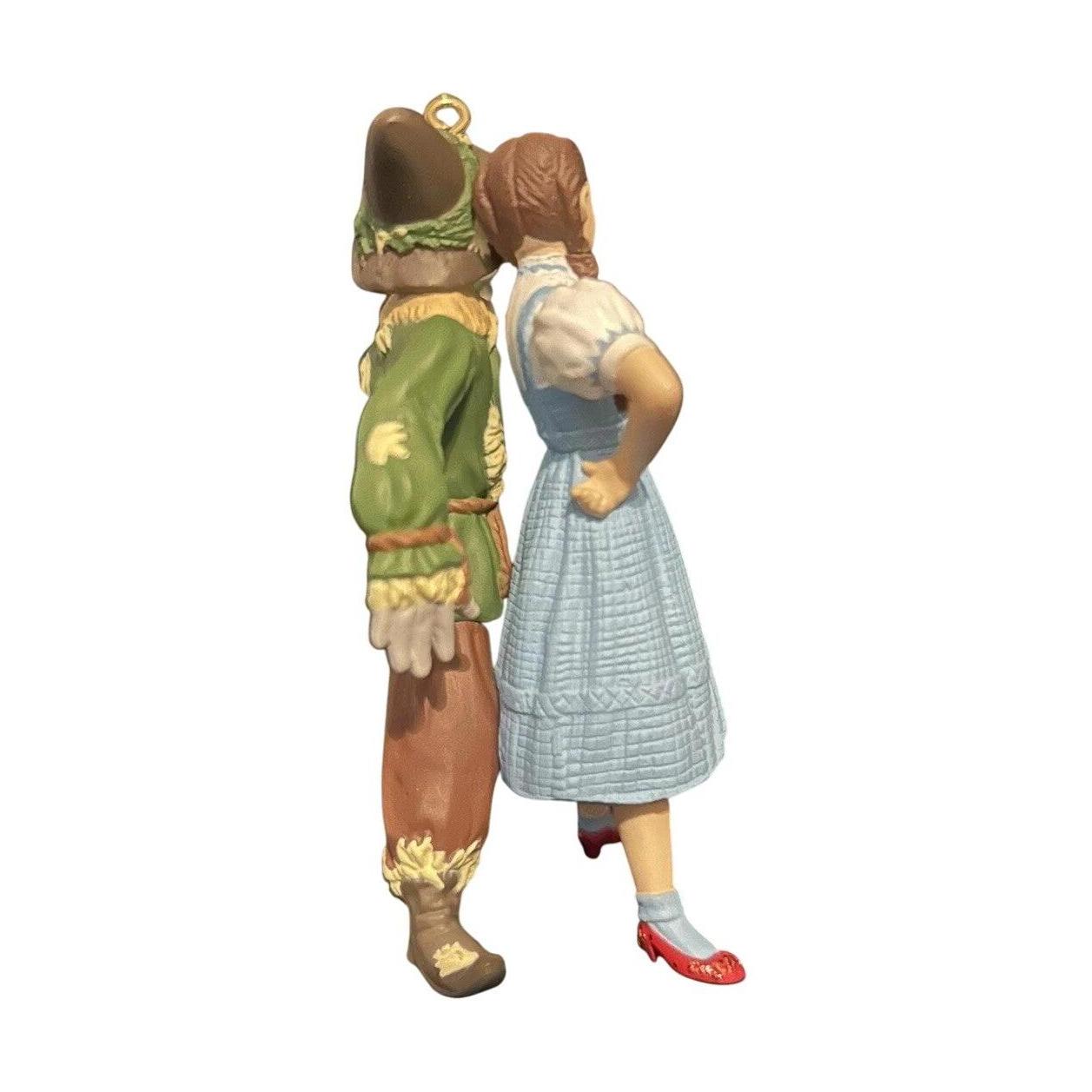 2002 Dorothy and Scarecrow Hallmark Ornament (The Wizard of Oz) QX8246 Image4