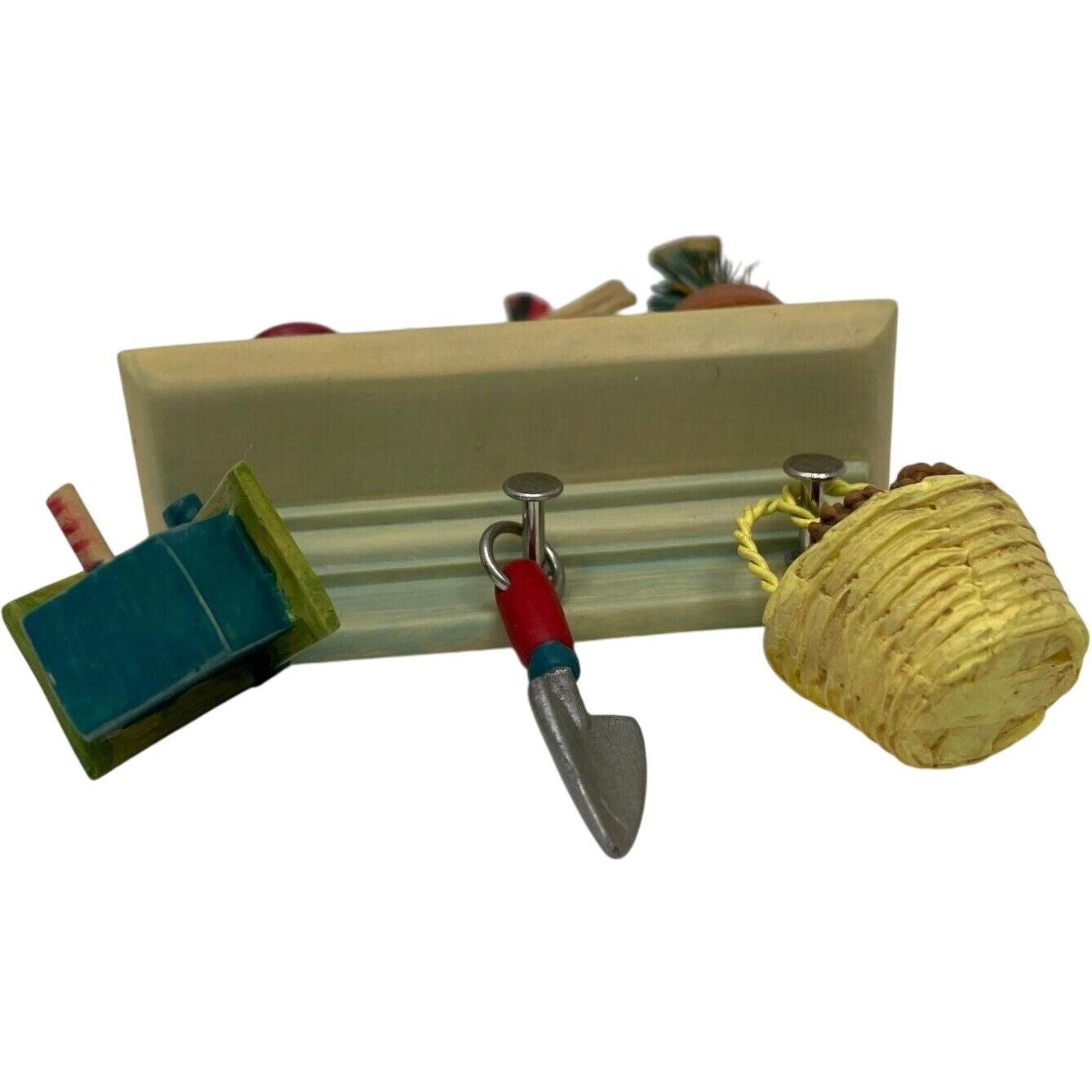 2002 Gardener's Christmas Corner Hallmark Ornament (Garden) QX2866