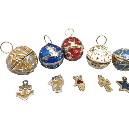 2002 Gifts of the Season Hallmark Ornament (Ball) QXM4576