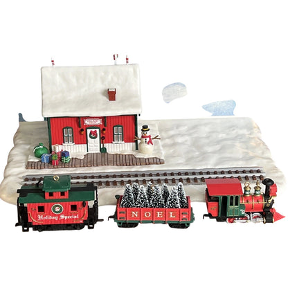 2003 Holiday Special Hallmark Ornament (Lionel) QXC4587