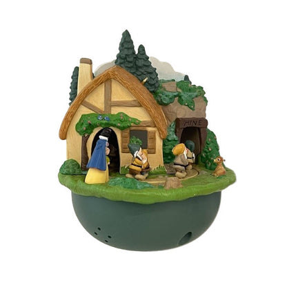 2004 Walt Snow White and the Seven Dwarfs Hallmark Ornament (Snow White) QXD5064